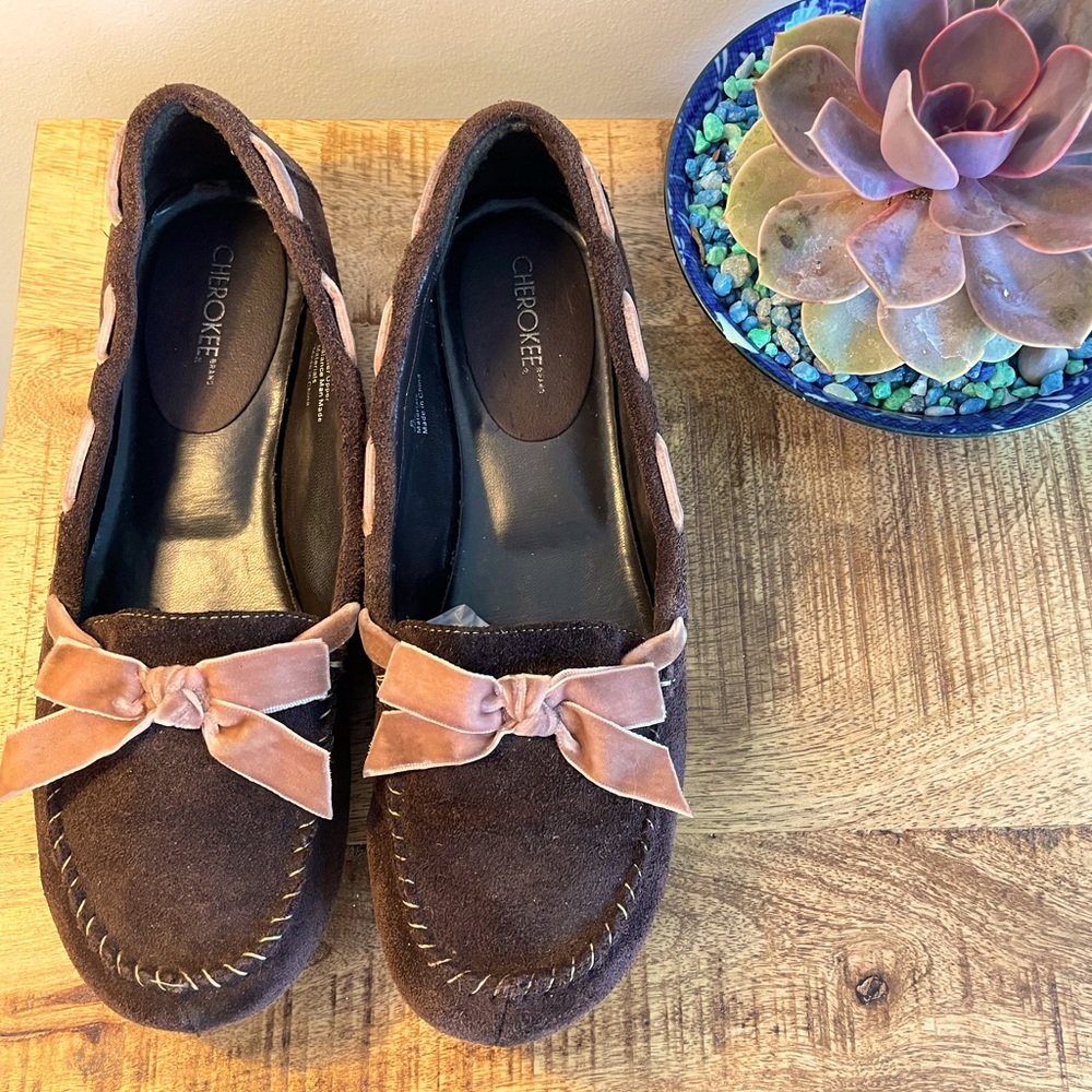 Cherokee Women’s size 8 brown loafers with pink velvet bow accent.